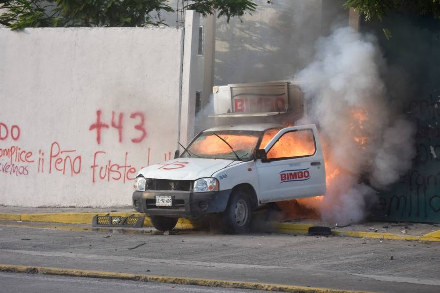 Normalistas de Ayotzinapa chocan camioneta en el Palacio de Justicia en Iguala, Guerrero