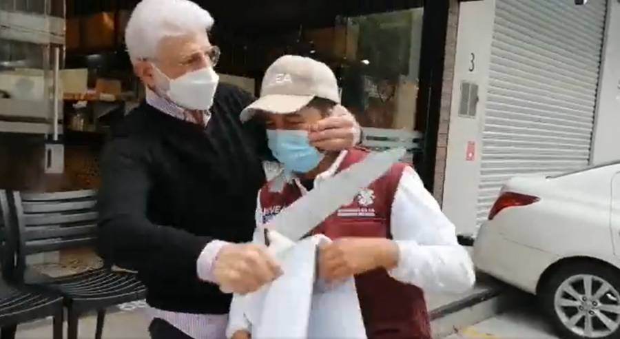 Padre del alcalde panista Mauricio Tabe ataca con cuchillo a verificadores del INVEA CDMX