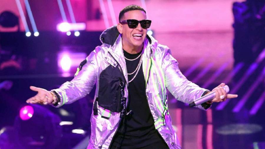 Miles de personas ingresan a la fuerza a recital de Daddy Yankee en Chile