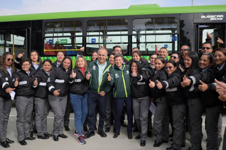 Más de 300 mujeres conducirán la única flota de buses públicos de Bogotá