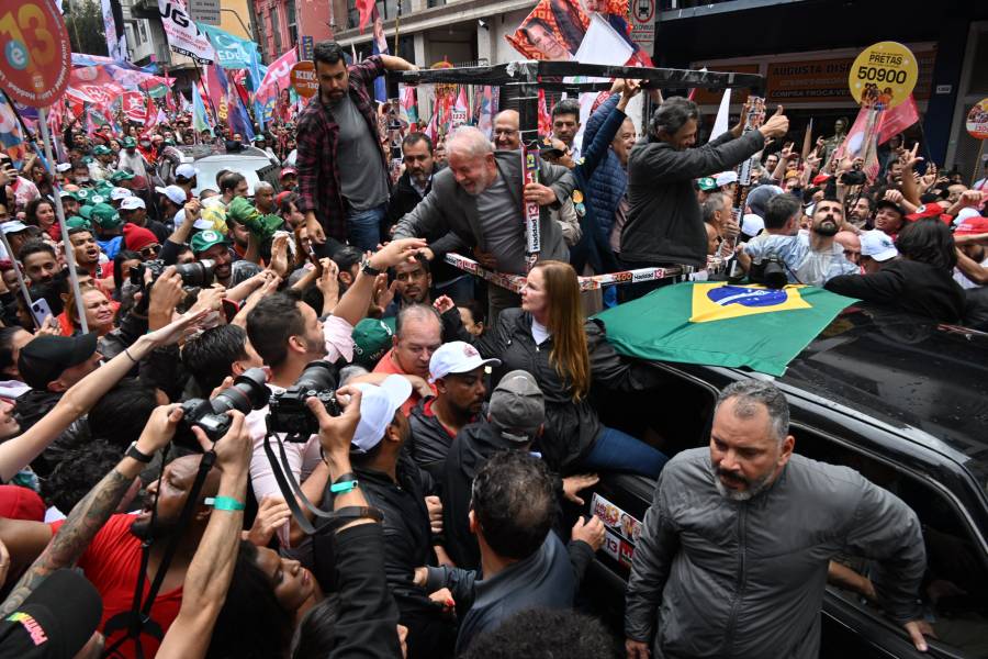 A pie y en moto, Lula y Bolsonaro cierran campaña en Brasil