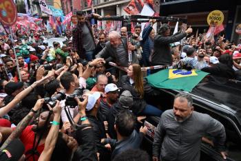 A pie y en moto, Lula y Bolsonaro cierran campa&ntilde;a en Brasil