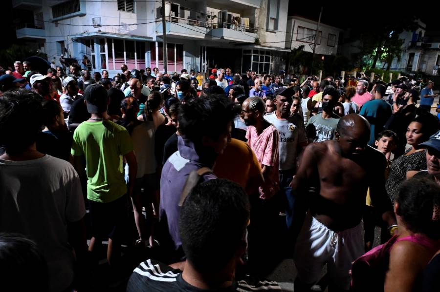 La energía vuelve en La Habana, las protestas continuaban la noche del sábado