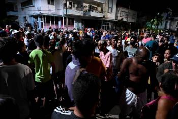 La energ&iacute;a vuelve en La Habana, las protestas continuaban la noche del s&aacute;bado
