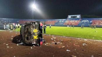 127 muertos cifra oficial tras violencia en partido de futbol en Indonesia