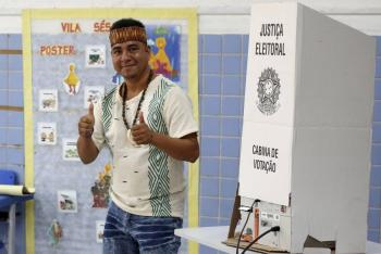 En barco y por Lula: el voto de los ind&iacute;genas de la Amazonia brasile&ntilde;a