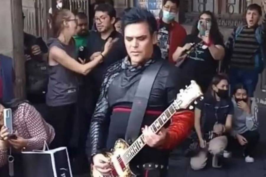 VIDEO: Richard Kruspe de Rammstein ofrece miniconcierto en Zócalo de CDMX