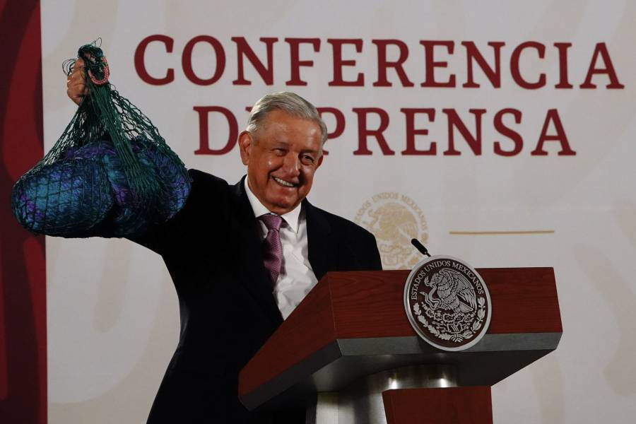 AMLO presume regalo de jóvenes tabasqueños