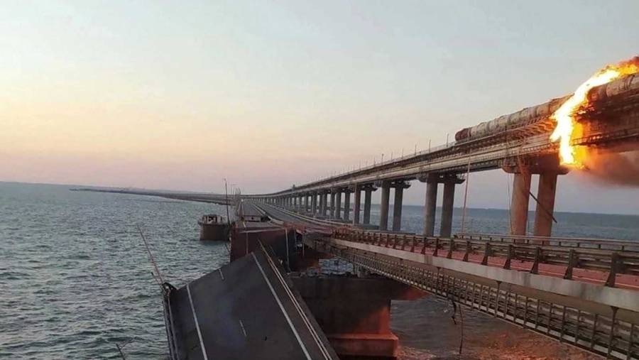 Explosión hace colapsar parte del único puente que une a Crimea con Rusian