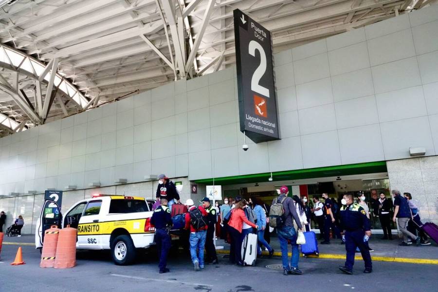 Pilotos y sobrecargos de Aeromar protestan en el AICM; exigen pago de salarios