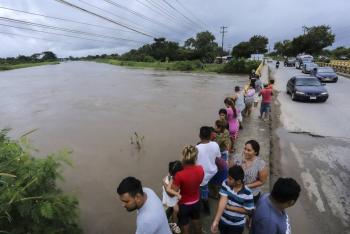 Tormenta Julia suma cuatro muertos y avanza en el Pac&iacute;fico