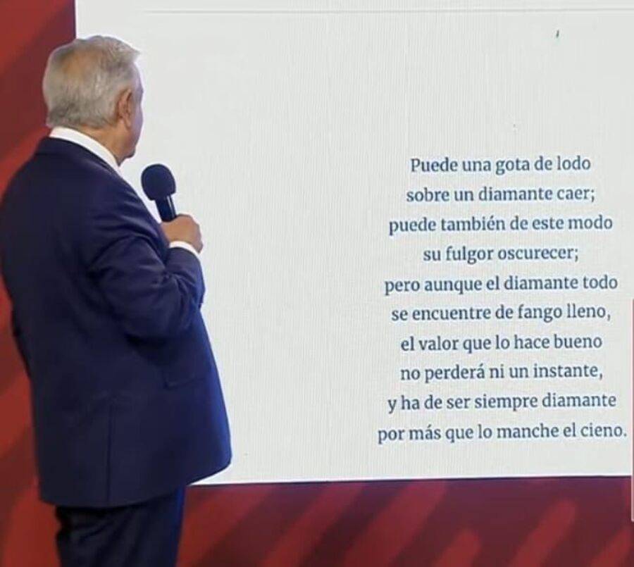 AMLO dice que tiene un escudo protector, ante libros en su contra