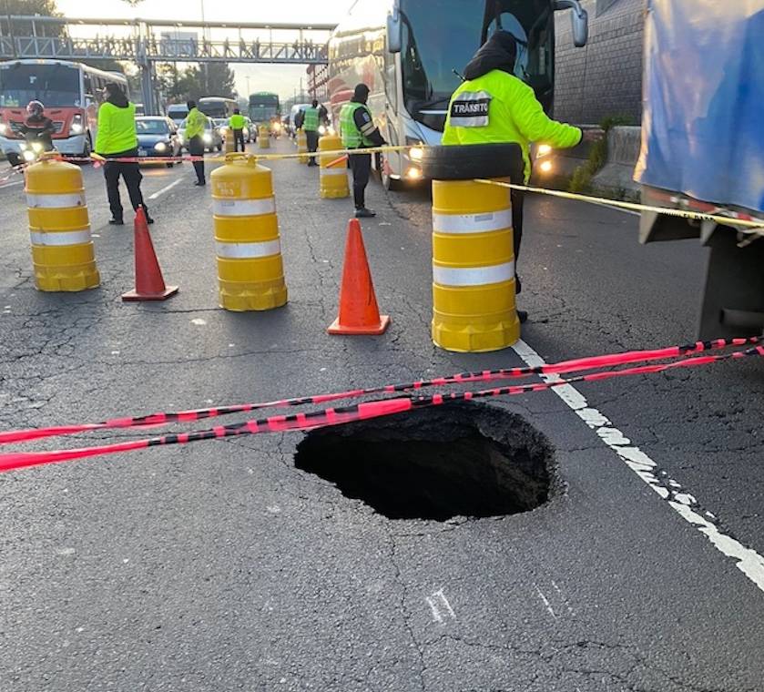 Reportan socavón cerca del Metro Guelatao; cierran parte de la vialidad