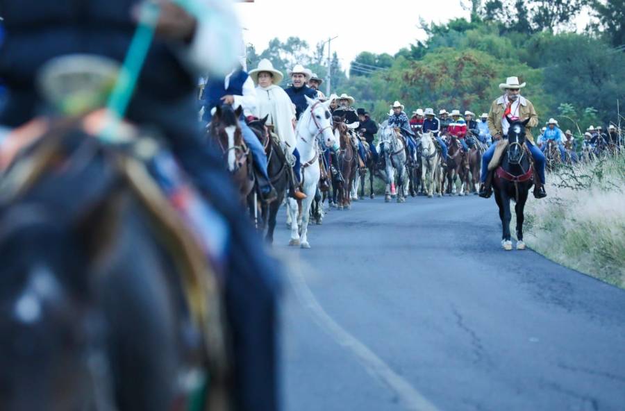 Diego Sinhue participa en la tradicional Cabalgata de Cristo Rey en el Cerro del Culiacán