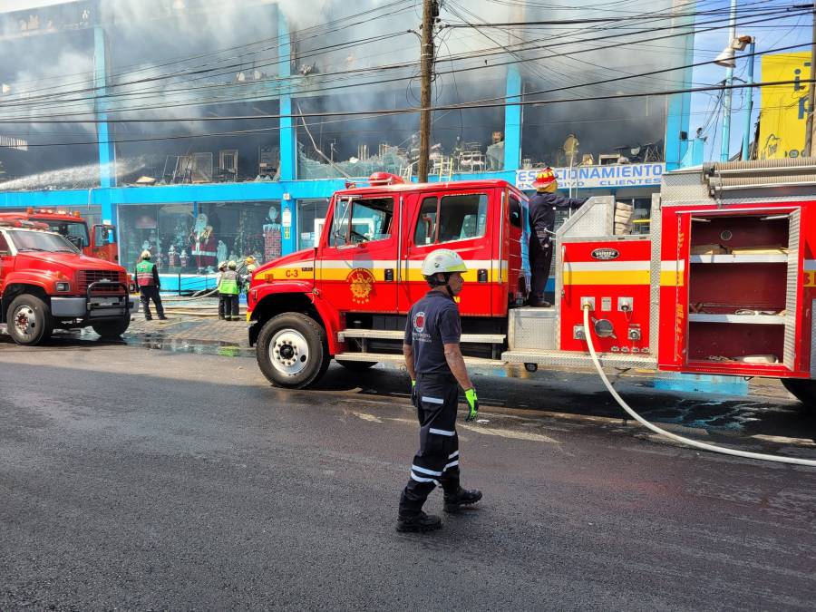 Controlan incendio en Galerías el Triunfo de San Jerónimo