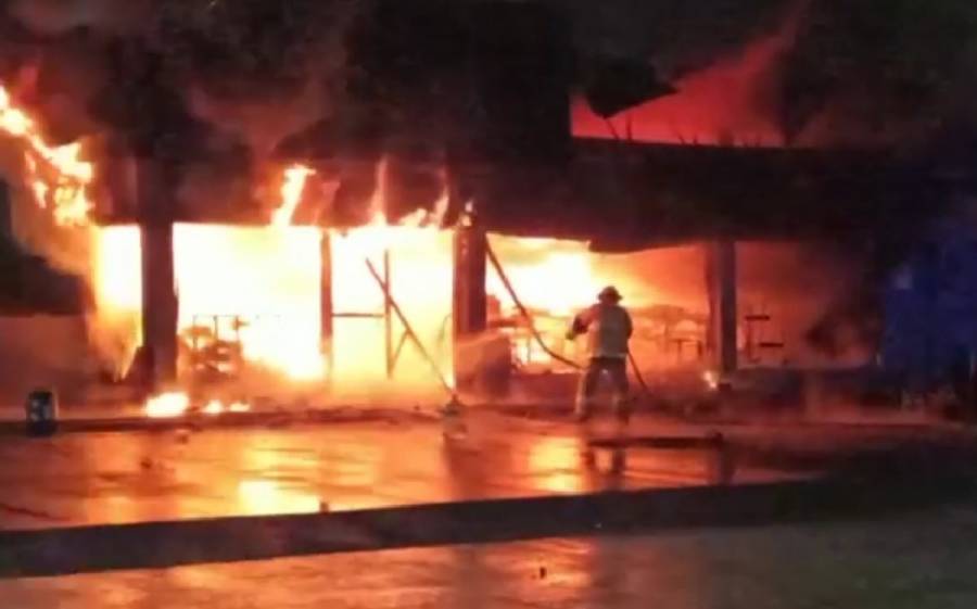 Oxxo es incendiado en León durante operativo policial