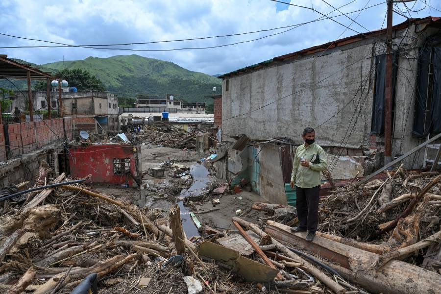 Recuperan 50 cuerpos del deslave que cubrió pueblo venezolano