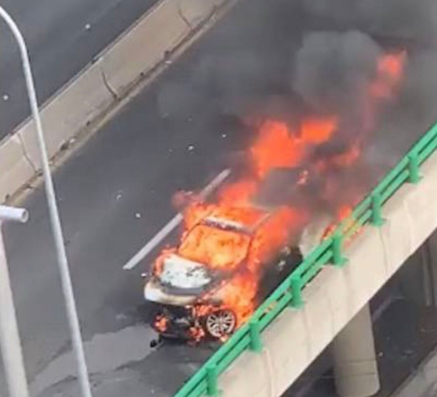 Automóvil se incendia en el segundo piso del Periférico