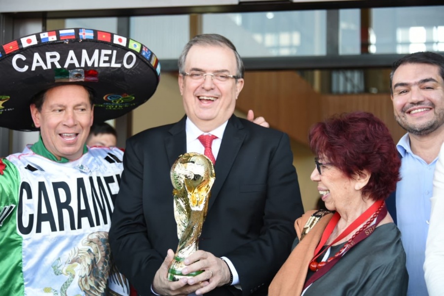 Copa del Mundo de la FIFA llegó al AIFA; Ebrard la recibe