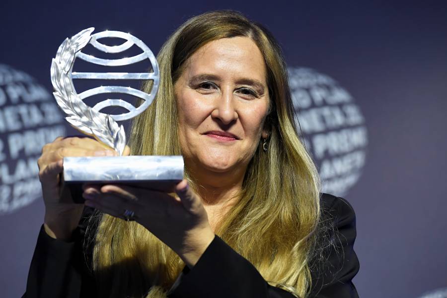 La española Luz Gabás gana el Premio Planeta de novela 2022