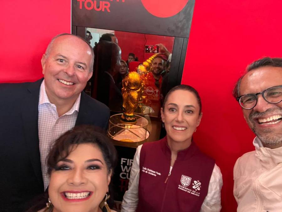 Inicia recorrido de la Copa Mundial en Iztapalapa, Sheinbaum está presente