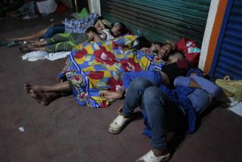 Abrazos en plena frontera México-EEUU alivian el drama de la migración irregular