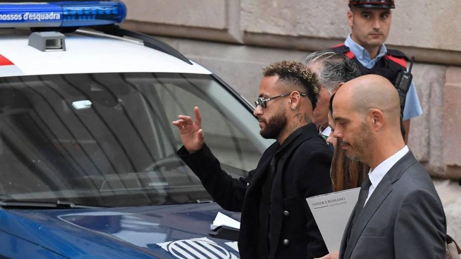 Neymar llegó a su audiencia en Barcelona; podría enfrentar cinco años de cárcel por delito de corrupción