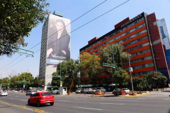 Alcaldesa Sandra Cuevas coloca anuncios monumentales en edificios de la Cuauhtémoc