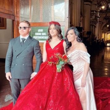 Hija del “Canelo” &Aacute;lvarez regal&oacute; souvenirs de la reina Isabel II en sus XV a&ntilde;os