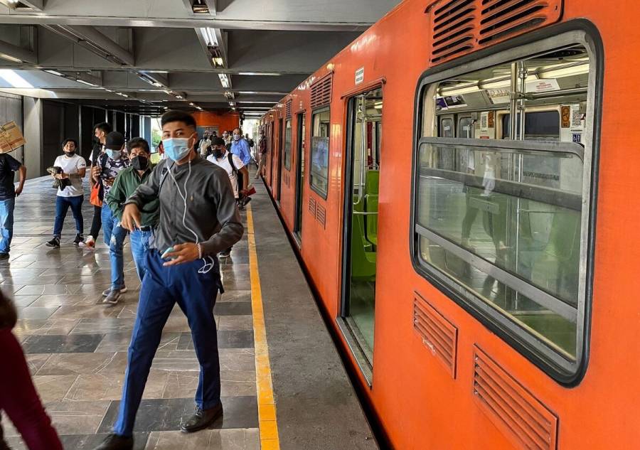 VIDEO: Exhiben a conductor ebrio en Línea 2 del Metro; policías lo detienen