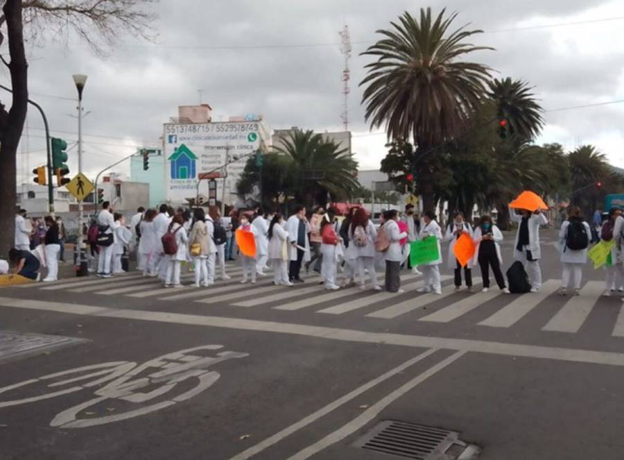 Médicos bloquean avenida Instituto Politécnico Nacional; exigen liberación de compañero