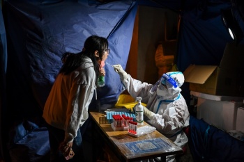 Covid-19 continuar&aacute; como emergencia sanitaria mundial, advierte OMS