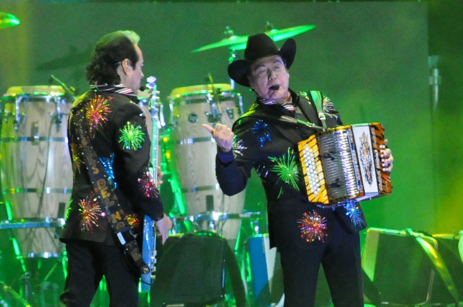 En concierto, Los Tigres del Norte se enteran sobre el deceso de su madre