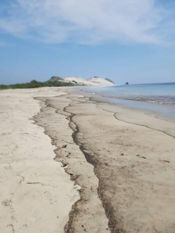 Cierran tres playas de Oaxaca por derrame de hidrocarburos