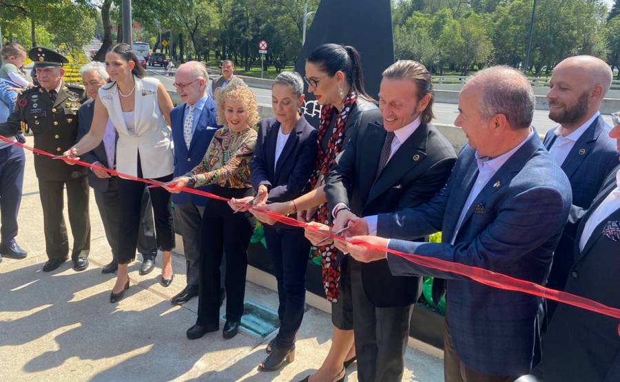 Sheinbaum recibió donación de “Viento”, la escultura de la comunidad hispanojudía