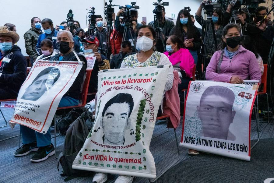 Padres de los 43 de Ayotzinapa se reúnen con AMLO en Palacio Nacional