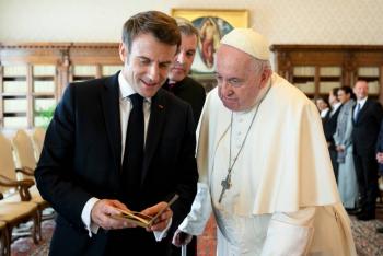 Papa Francisco se re&uacute;ne en el Vaticano con el presidente franc&eacute;s Macron