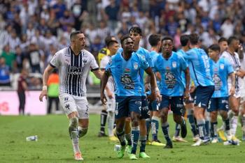 Afici&oacute;n de Monterrey realiza actos de racismo contra Esposa de Avil&eacute;s Hurtado
