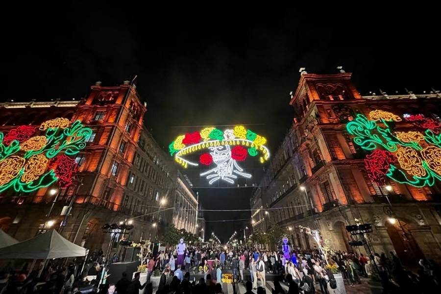 Sheinbaum asiste a encendido del alumbrado en Zócalo por Día de Muertos