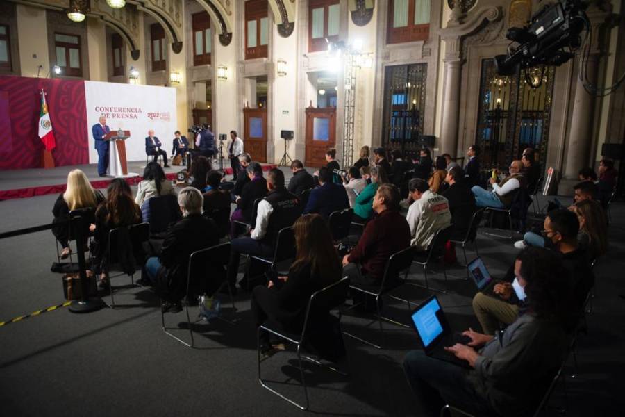 AMLO contradice a Adán Augusto y dice que no habrá candidato militar a la Presidencia