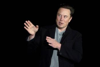A dos d&iacute;as de que se venza el plazo para adquirir Twitter, Elon Musk cambia su perfil