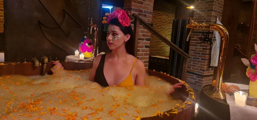 Relájate con un día de spa en una tina de cempasúchil