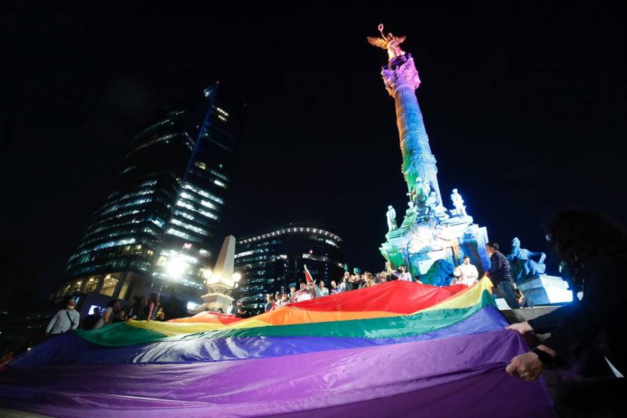 CDMX celebran en Ángel de la Independencia el acceso al matrimonio igualitario en el país