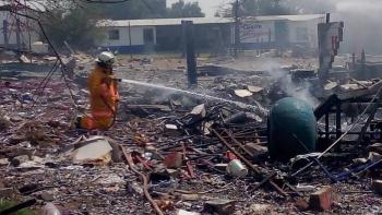 Atienden servicios de emergencia explosión de polvorín en Tultepec