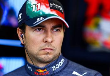 “Checo” P&eacute;rez presenta casco conmemorativo al D&iacute;a de Muertos