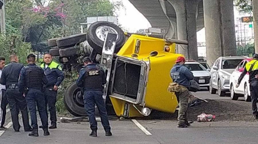 Volcadura de camión provoca caos vial en el Periférico Sur