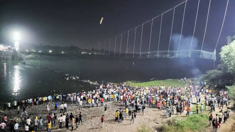 En India puente colgante cae; hay al menos 35 muertos