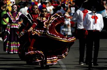 M&aacute;s de un mill&oacute;n de personas deleitadas con el festivo desfile del D&iacute;a de Muertos de M&eacute;xico