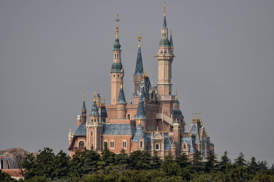 Por emergencia covid, confinan a un grupo de turistas en Disneyland Shanghái