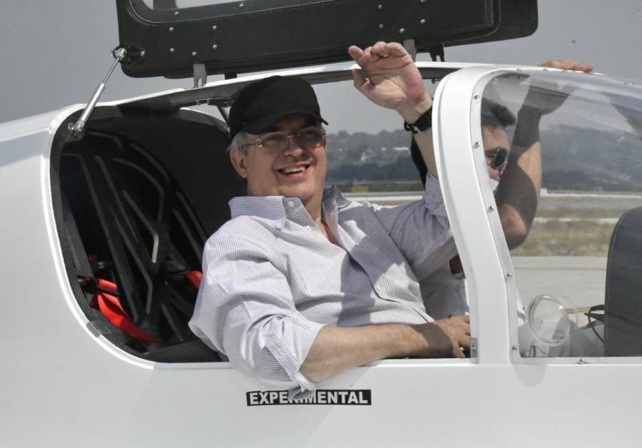 Ebrard probó la aeronave mexicana Halcón 2 en el AIFA